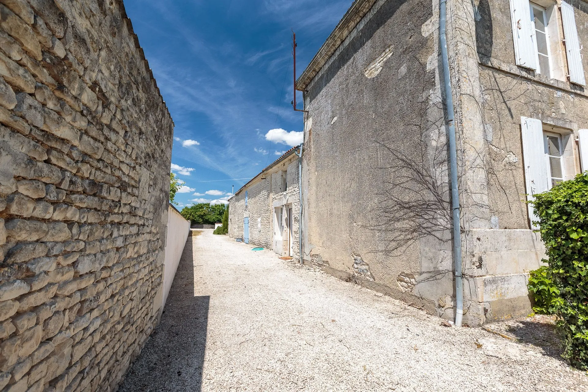 Allée d'entrée privée et grand parking gratuit pour plusieurs voitures