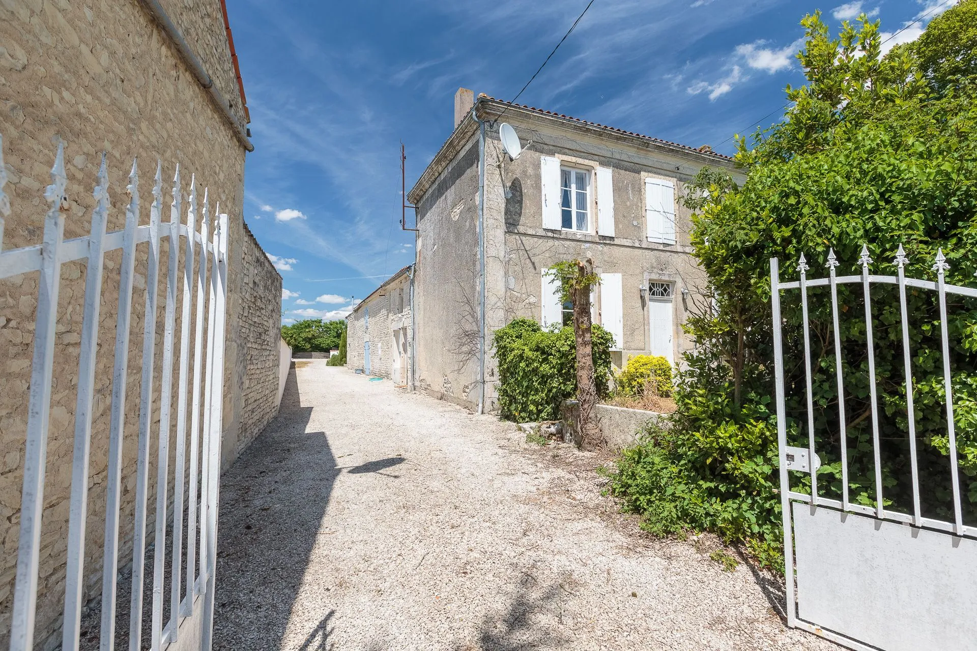 Façade authentique en pierre calcaire de la Maison du Puits, gîte de charme