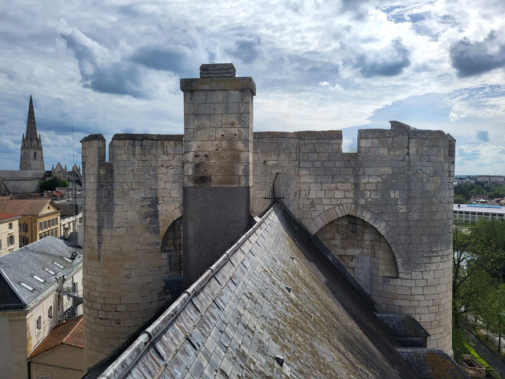 Vue panoramique du Donjon de Niort et du centre historique des Deux-Sèvres
