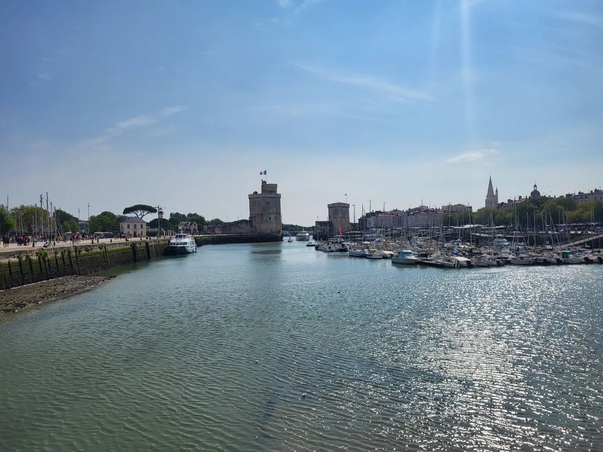 Vieux Port de La Rochelle avec ses tours médiévales et ses voiliers au coucher du soleil